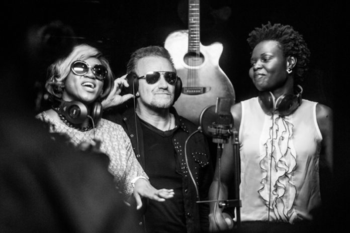 Wie die von U2-Sänger Bono mitgegründete Organisation für das Ende extremer Armut kämpft