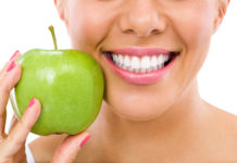 Von Kokosöl bis Kurkuma: Drei Tipps für strahlend weisse Zähne