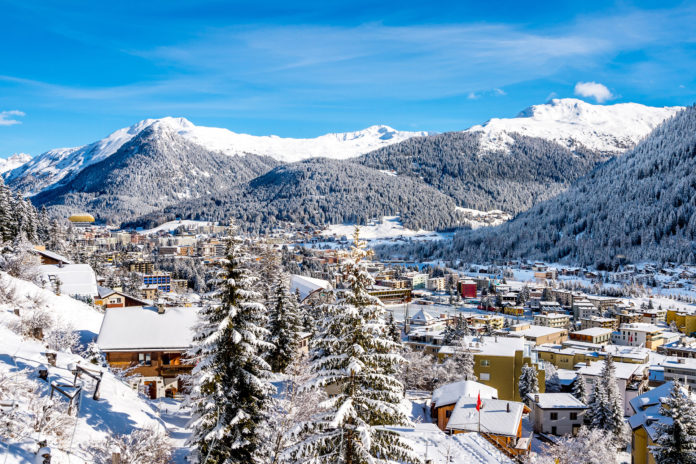 Gewinne ein Wochenende für zwei in Davos mit Skipass und Hockeyspiel