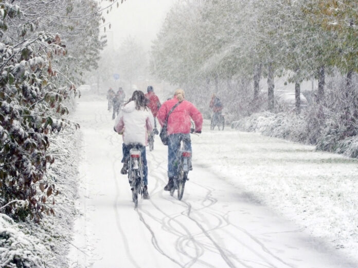 Vorsicht! Auf Schnee kommen gewöhnliche Fahrradreifen leicht ins Rutschen.