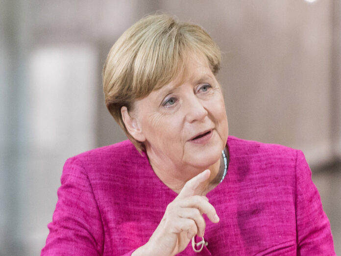 Bundeskanzlerin Angela Merkel steht im 