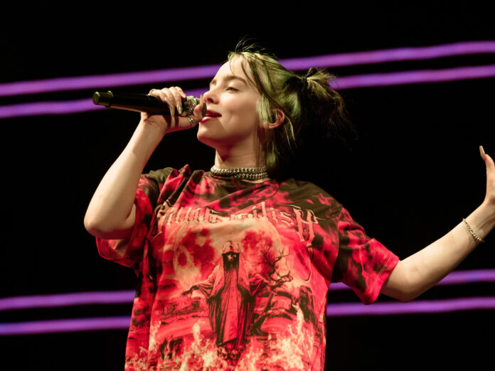 Billie Eilish während eines Konzerts in Barcelona 2019