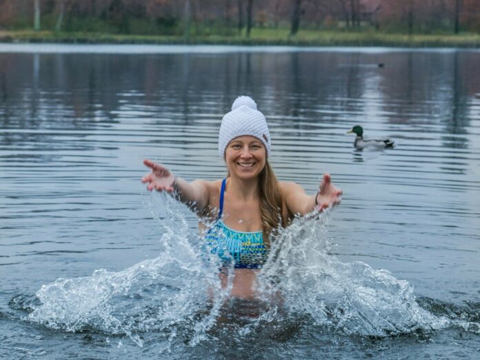 Josephine Worseck hält ihren Kopf beim Eisbaden mit einer Mütze warm.