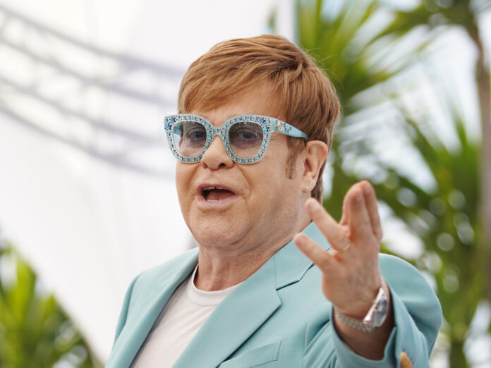 Elton John fordert Unterstützung für junge Musiker.