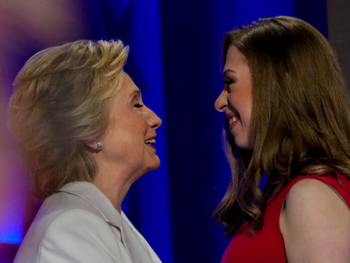 Hillary Clinton und ihre Tochter Chelsea bei einer Wahlveranstaltung 2016