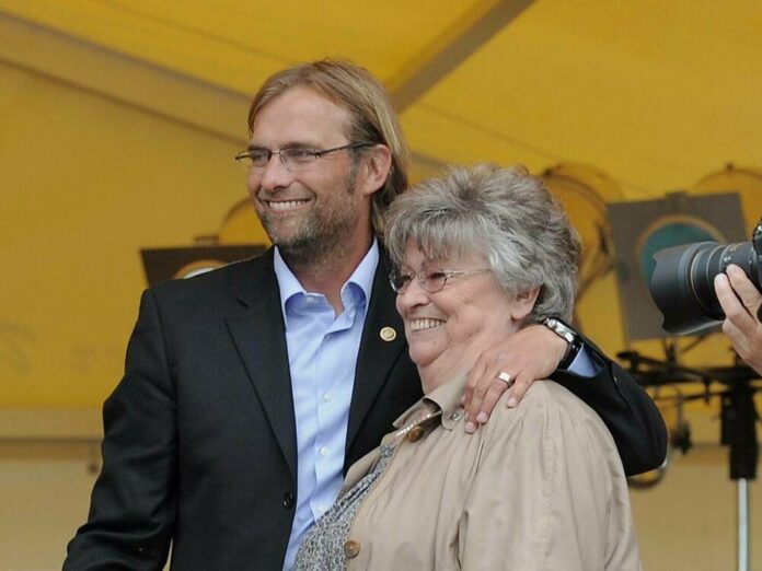 Der damalige Meistertrainer Jürgen Klopp (Borussia Dortmund) mit seiner Mutter 