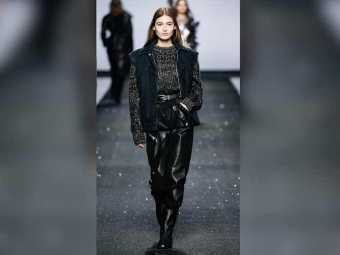 Weite Lederhosen sind im Fashionjahr 2021 Trend.