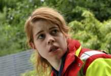 Greta Blaschke (Luise Aschenbrenner) versucht das Leben eines kleinen Mädchens zu retten.