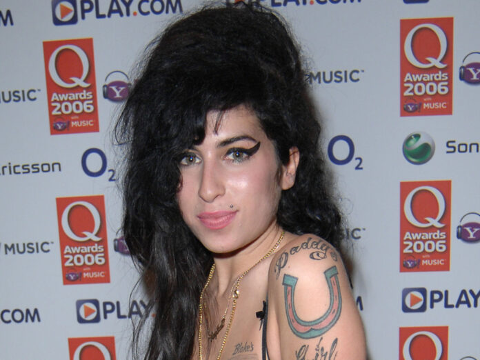 Amy Winehouse 2006 auf dem roten Teppich
