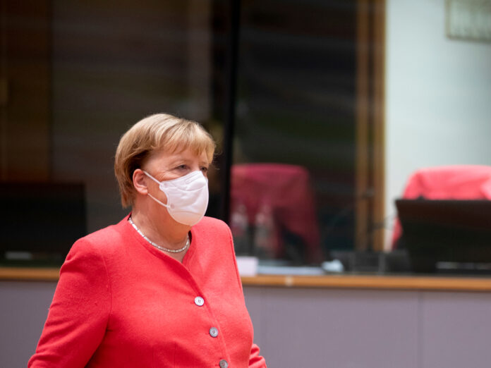 Bundeskanzlerin Angela Merkel sieht Deutschland an der Schwelle zu einer neuen Phase der Corona-Pandemie.