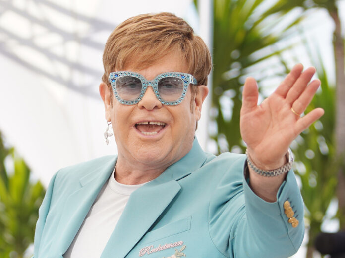 Elton John feiert seinen 74. Geburtstag mit der Familie.