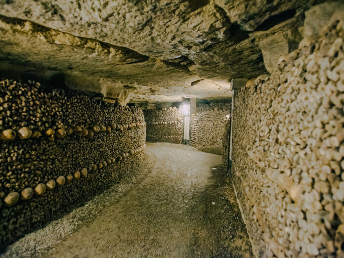 In den Katakomben von Paris lagern die sterblichen Überreste von Millionen von Menschen.