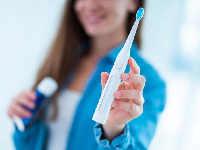 Elektrische Zahnbürsten brauchen regelmäßig eine gründliche Reinigung.