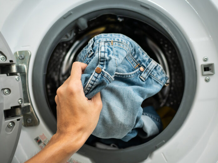 Vollwaschmittel oder Weichspüler sind beim Waschen von Jeanshosen weniger geeignet.