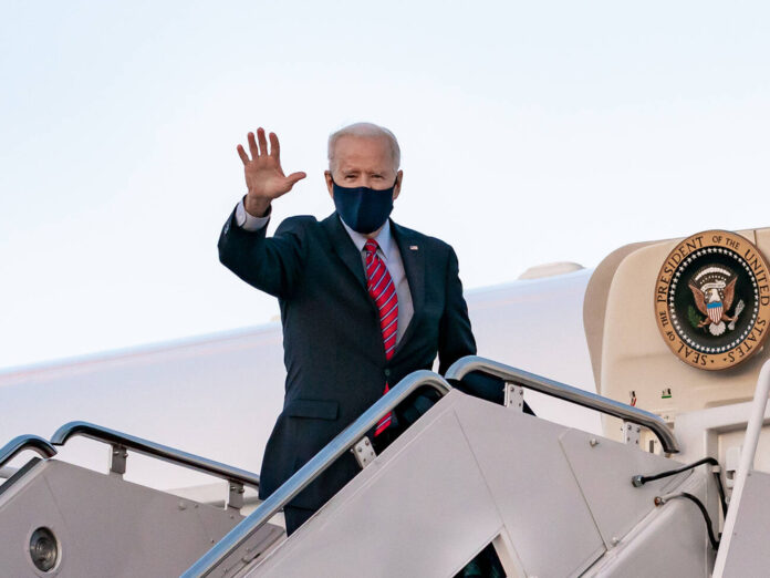 Joe Biden geriet auf der Treppe zur Air Force One ins Straucheln.