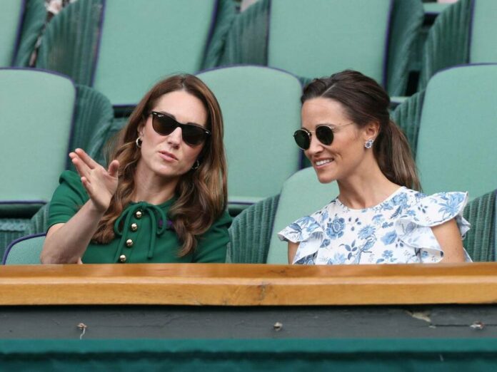 Herzogin Kate (li.) mit ihrer Schwester Pippa Matthews beim Tennisturnier in Wimbledon im Jahr 2019.