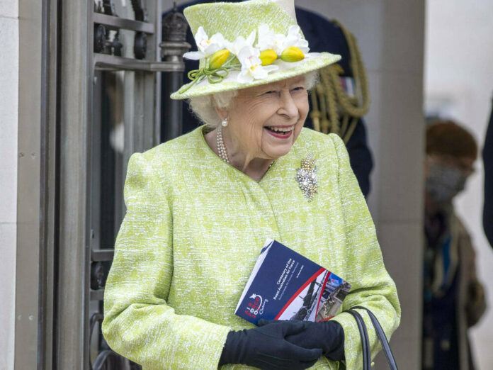 Die Queen genießt ihren ersten öffentlichen Auftritt 2021