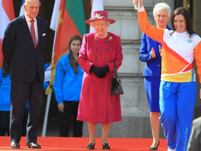 Queen Elizabeth II. in einem ähnlichen Look wie ihn ihre neue Statue in Australien trägt - hier bei dem Termin anlässlich des Commonwealth Days mit Ehemann Prinz Philip (l.).