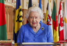 Queen Elizabeth II. unterzeichnet am Tag nach dem explosiven Interview von Prinz Harry und Herzogin Meghan eine Nachricht zum Commonwealth Day.