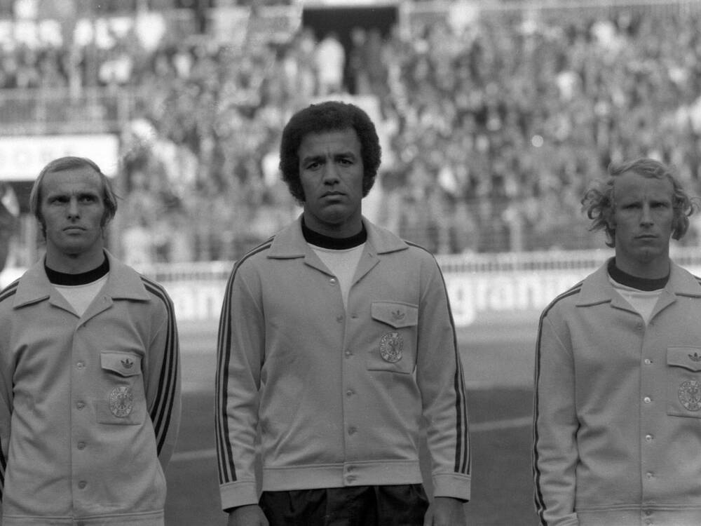 Erwin Kostedde (Mitte) debütierte 1974 als erster Schwarzer Spieler in der Nationalmannschaft