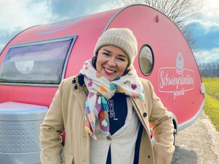 Vera Int-Veen will 2021 erneut Single-Männern zum Liebesglück verhelfen - und besucht sie mit ihrem kleinen pinkfarbenen Wohnwagen.