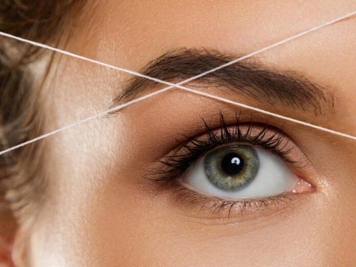 Augenbrauen schützen das Auge vor äußeren Einflüssen und sind wichtiger Teil der Mimik.