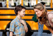 Iain Armitage alias "Young Sheldon" ist ein echter Lehrerschreck - hier mit seiner Mutter Mary Cooper (Zoe Perry).