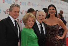 Michael Douglas und seine Ehefrau Catherine Zeta-Jones besuchten im Jahr 2009 zusammen mit Kirk und Anne Douglas (in Grün) eine Gala in Los Angeles.