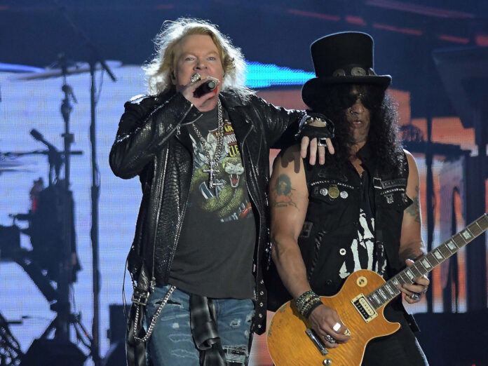 Guns N' Roses während eines Auftritts im Jahr 2017