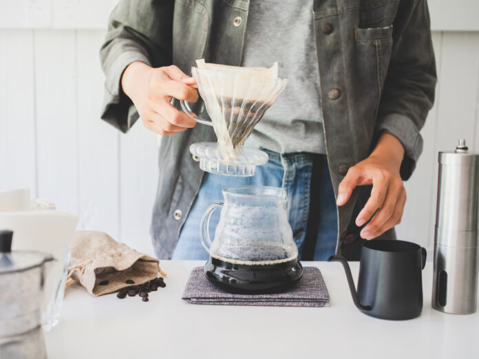 Zwei Lagen Küchenpapier können einen Kaffeefilter im Notfall ersetzen.