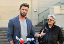 Chris Hemsworth (l.) bei einer Pressekonferenz in Australien