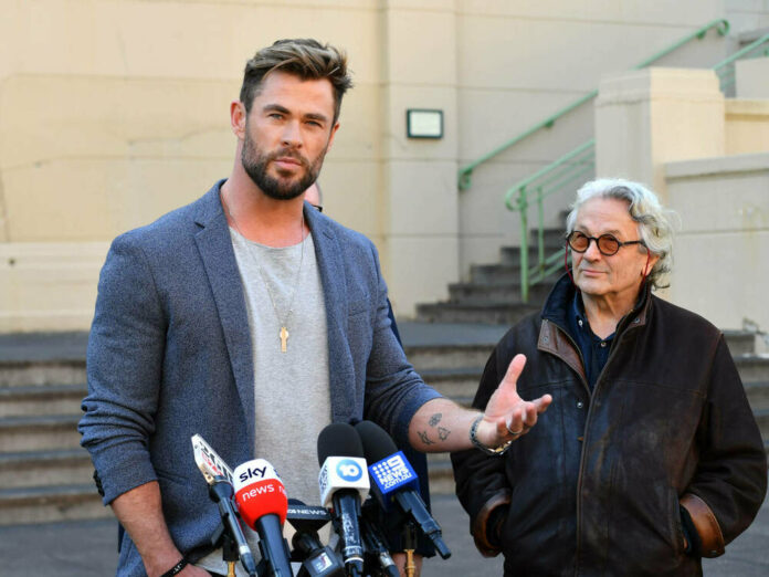 Chris Hemsworth (l.) bei einer Pressekonferenz in Australien