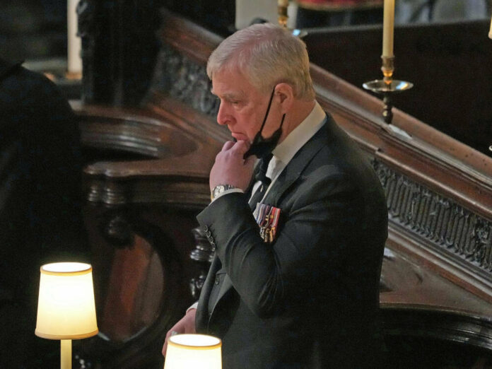 Prinz Andrew beim Trauergottesdienst für seinen verstorbenen Vater Prinz Philip.