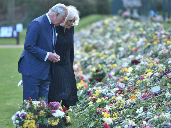 Prinz Charles und Herzogin Camilla in den Gärten von Marlborough House in London.