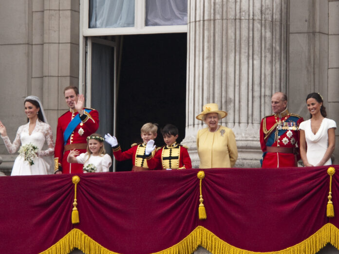 Nach der Hochzeit zeigten sich unter anderem das Brautpaar William und Kate und die Königin (in Gelb) auf dem Balkon des Buckingham Palasts.