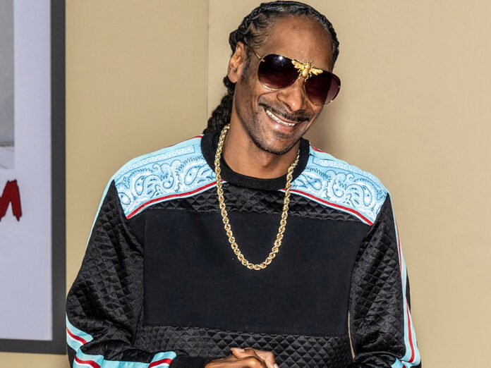 Snoop Dogg zeigt sich vor der Kamera beim Kiffen.