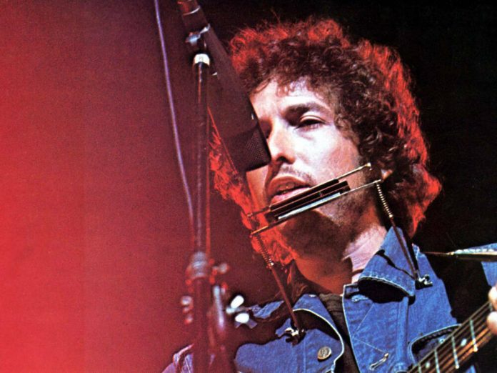 Mit Gitarre und Mundharmonika: So kennen und lieben seine Fans Bob Dylan.