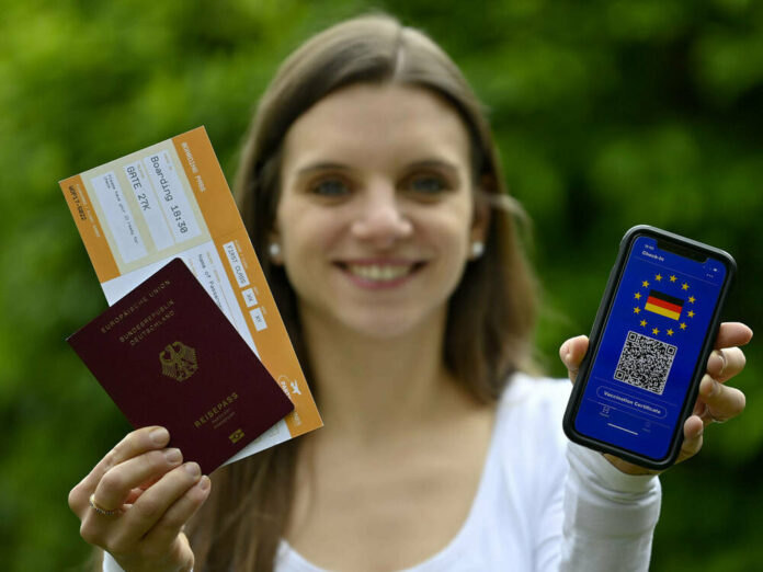 Ein Smartphone mit digitalem europäischen Impfpass für deutsche Staatsbürger könnte das Reisen erleichtern.