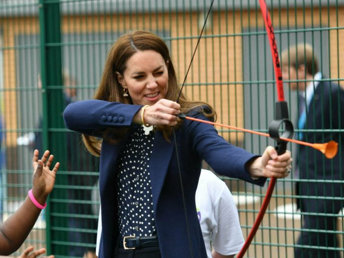 Herzogin Kate zeigt ihr Talent beim Bogenschießen.