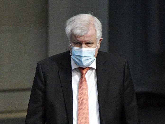 Bundesinnenminister Horst Seehofer hat sich mit dem Coronavirus infiziert.