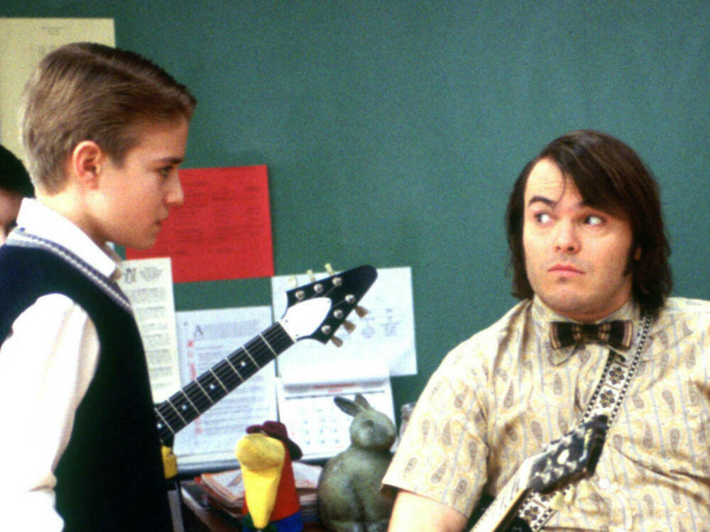 Szenen in "School of Rock" (2003): Dewey Finn (Jack Black) zeigt Freddy (Kevin Clark) das Schlagzeugerspielen.