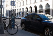 Mit dem (E-)Auto oder doch lieber dem Fahrrad durch die Straßen? In manchen Städten fällt sowohl das eine als auch das andere leichter.