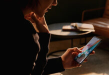 Das Oppo Find x3 Pro liegt gut in der Hand und brilliert mit seinem farbenfrohen und scharfen Display.