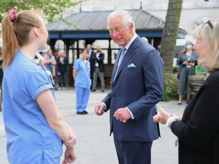 Prinz Charles im Gespräch mit einer Krankenschwester des St Bartholomew's Hospital.