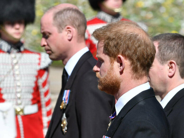 Die Brüder Prinz William (li.) und Prinz Harry sind zuletzt auf der Beerdigung von Prinz Philip im April aufeinander getroffen.