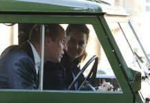 Prinz William und Herzogin Kate im Oldtimer-Land-Rover seines verstorbenen Großvaters.