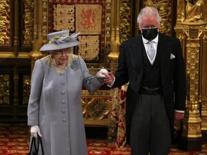 Wie schon im vergangenen Jahr wurde die Queen von Prinz Charles begleitet