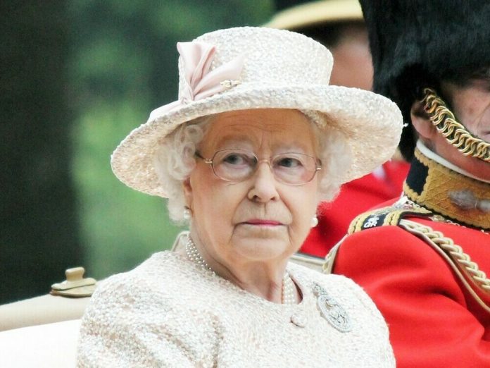 Queen Elizabeth II. trauert um einen Welpen.