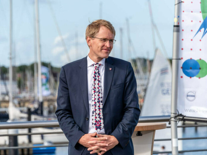 Ministerpräsident Daniel Günther macht die Beherbergungsbetriebe in Schleswig-Holstein auf