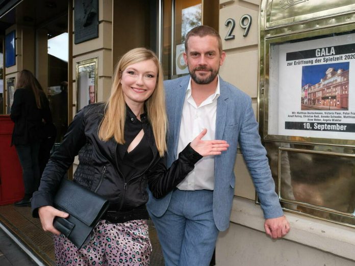 Sebastian Bezzel mit Ehefrau Johanna Christine Gehlen bei der Gala zur Eröffnung der Spielzeit im Hamburger St. Pauli Theater im September 2020.